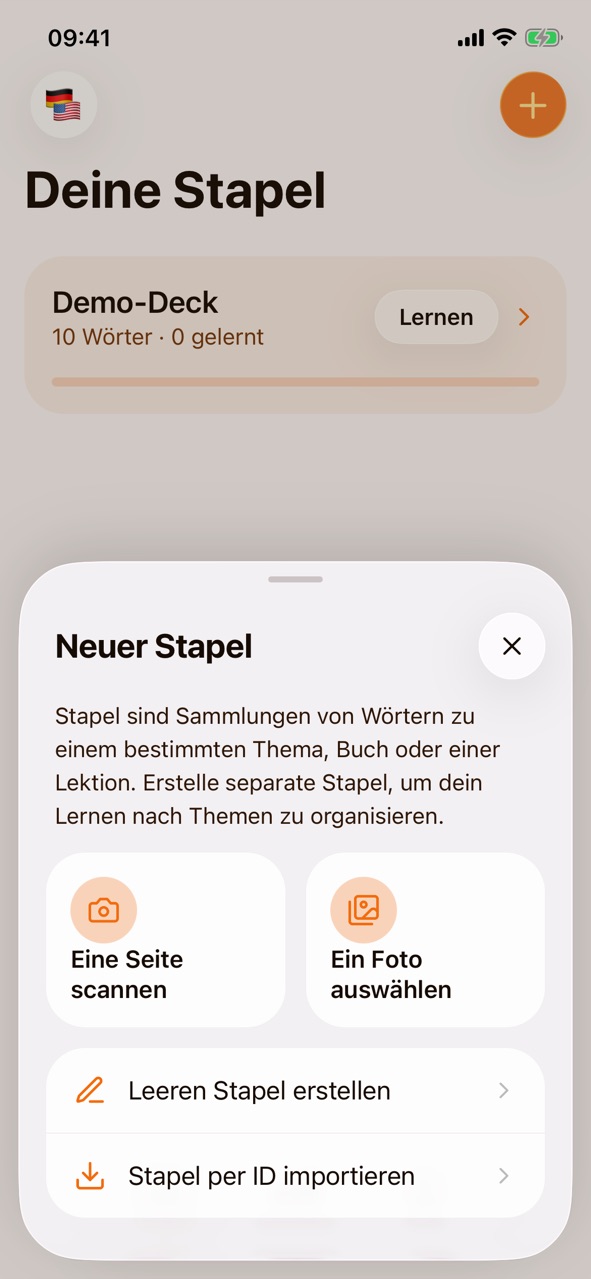 Die Auswahl „Neuer Stapel“ mit „Eine Seite scannen“, „Ein Foto auswählen“, „Leeren Stapel erstellen“ und „Stapel per ID importieren“, dahinter das Demo-Deck