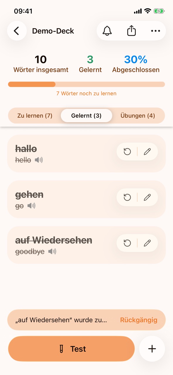 Der Tab „Gelernt (3)“ im Demo-Deck mit durchgestrichenen gelernten Wörtern wie „hallo – hello“, einer Meldung zu „auf Wiedersehen“ mit „Rückgängig“ und unten der Schaltfläche „Test“