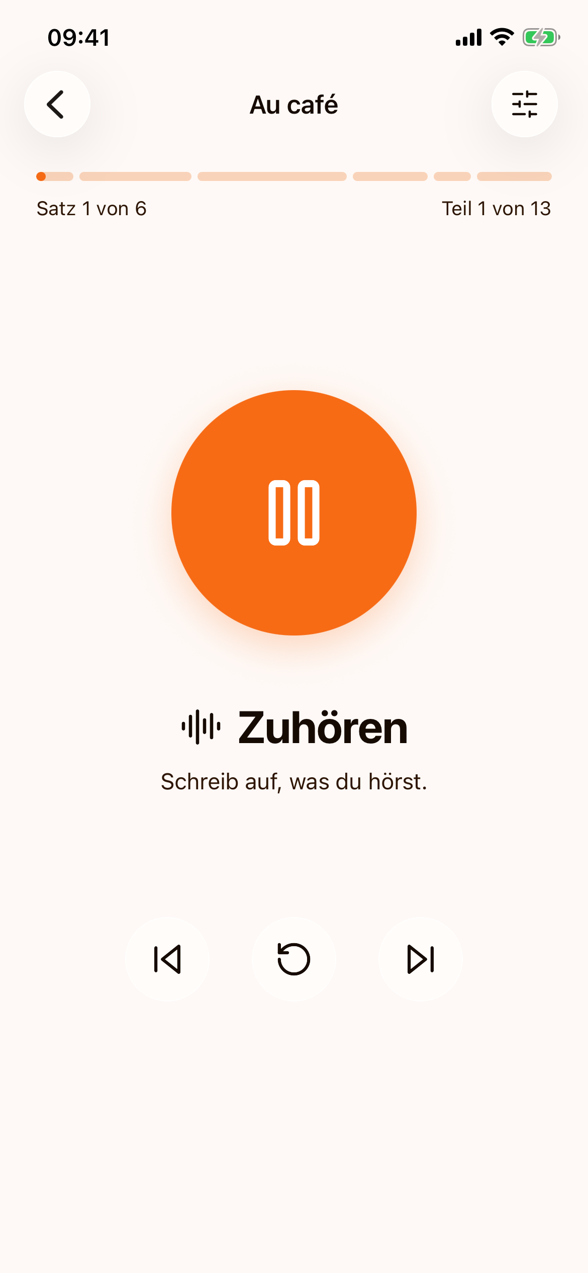 Das Diktat liest den ersten Teil von Satz 1, darunter „Zuhören“ und „Schreib auf, was du hörst.“ unter der großen Pause-Schaltfläche, unten die Schaltflächen zurück, wiederholen und weiter