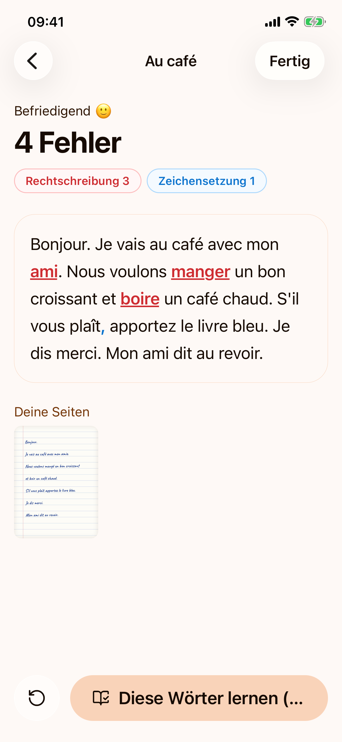 Das Ergebnis eines Diktats: „Befriedigend“, „4 Fehler“, der Text mit rot unterstrichenem ami, manger und boire und einem fehlenden Komma in Blau, darunter das Foto der handgeschriebenen Seite