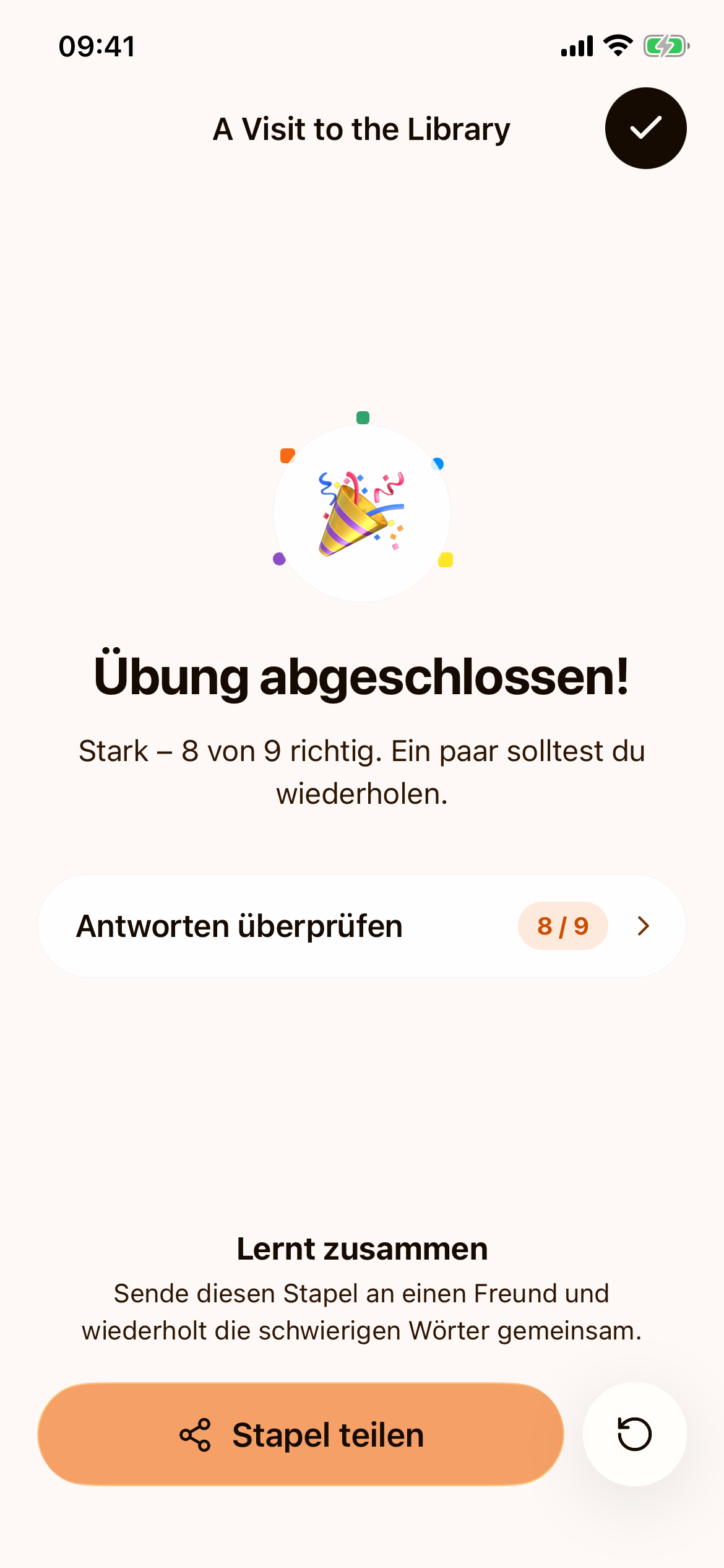 „Übung abgeschlossen!“ mit „Stark – 8 von 9 richtig. Ein paar solltest du wiederholen.“, der Zeile „Antworten überprüfen“ (8 / 9), dem Abschnitt „Lernt zusammen“, der Schaltfläche „Stapel teilen“ und der runden Wiederholen-Schaltfläche
