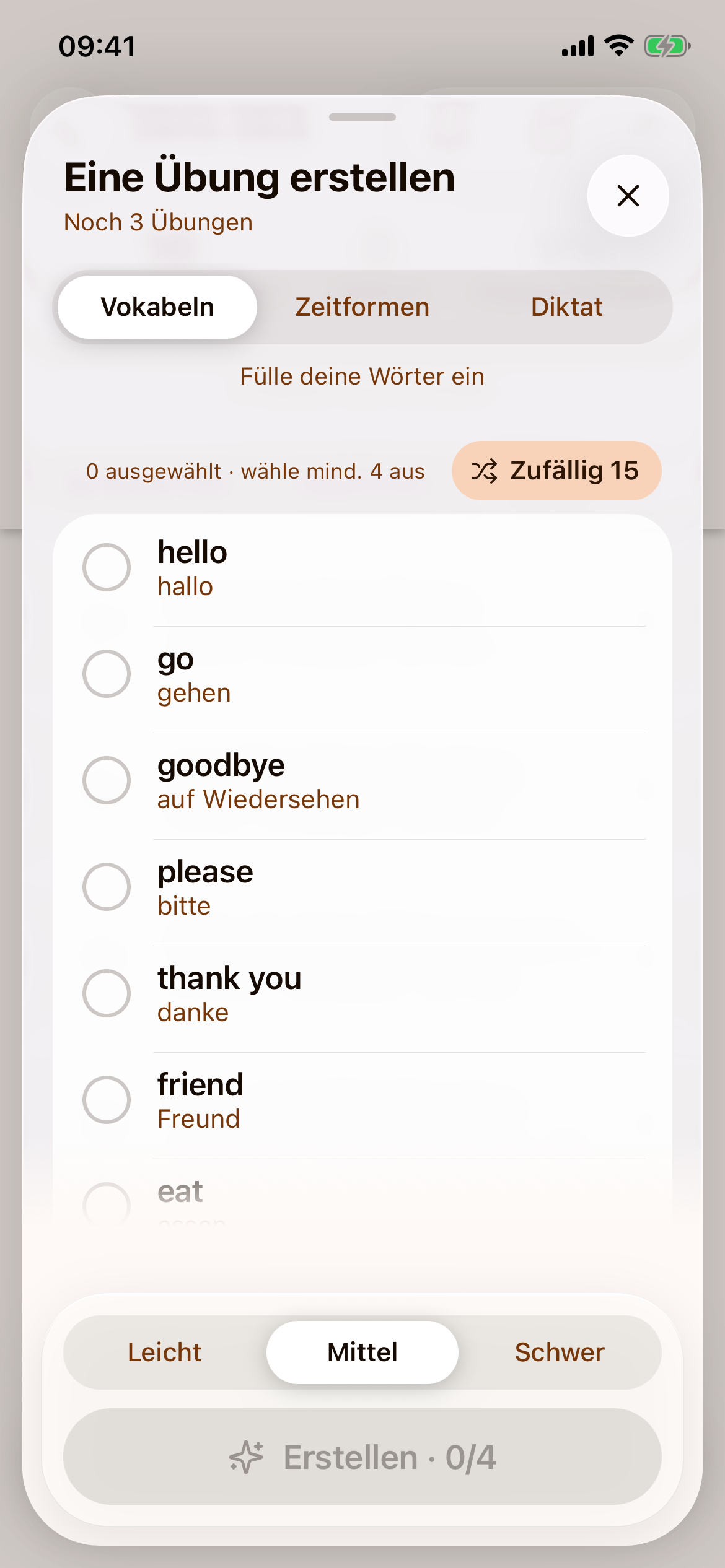 „Eine Übung erstellen“ mit „Noch 3 Übungen“ unter dem Titel, den Reitern „Vokabeln“, „Zeitformen“ und „Diktat“, „Fülle deine Wörter ein“, „0 ausgewählt · wähle mind. 4 aus“ mit der Schaltfläche „Zufällig 15“, einer Wortliste mit runden Auswahlkreisen und unten „Leicht“, „Mittel“, „Schwer“ und „Erstellen · 0/4“