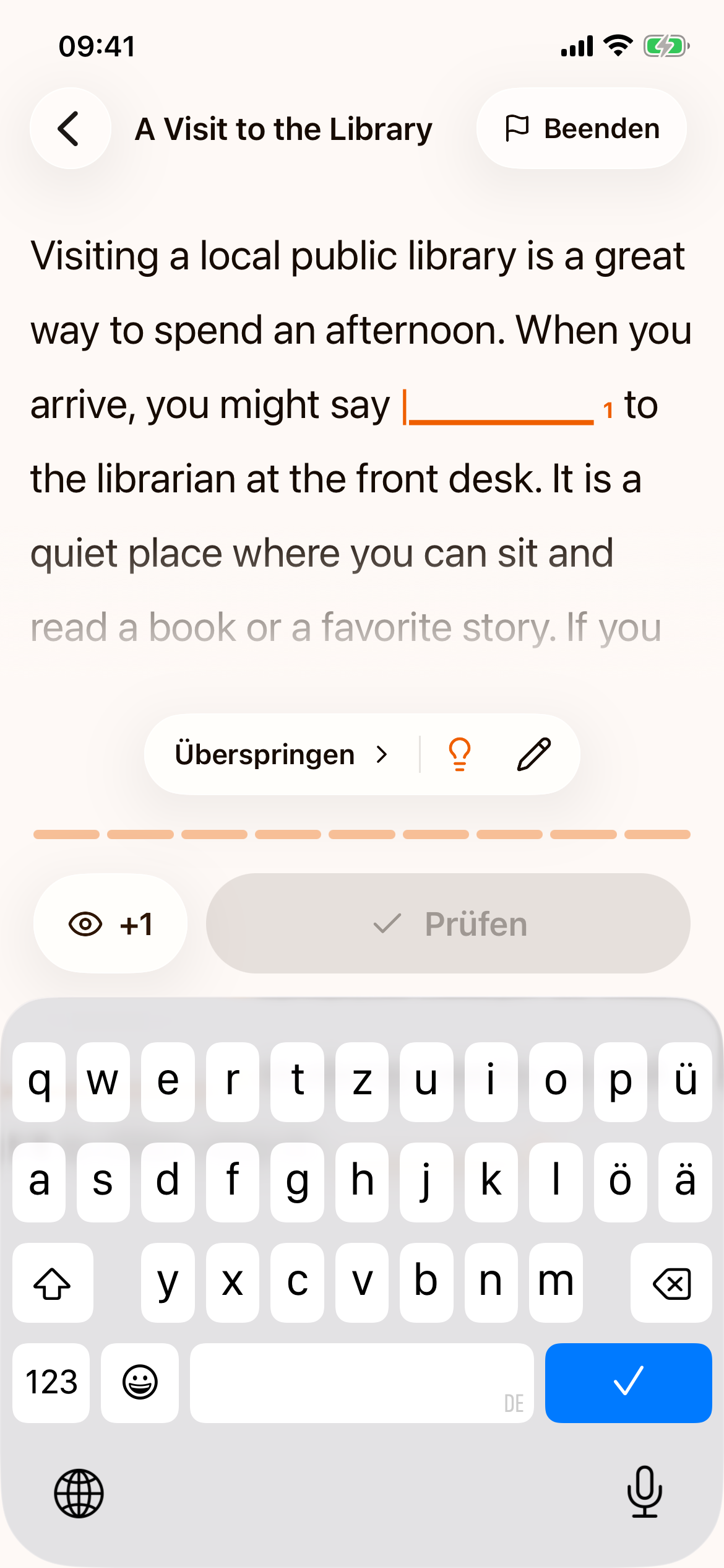 Die Übung „A Visit to the Library“: ein englischer Text mit der nummerierten Lücke 1, darunter „Überspringen“, Glühbirne und Stift, die Fortschrittsleiste, „+1“ und „Prüfen“