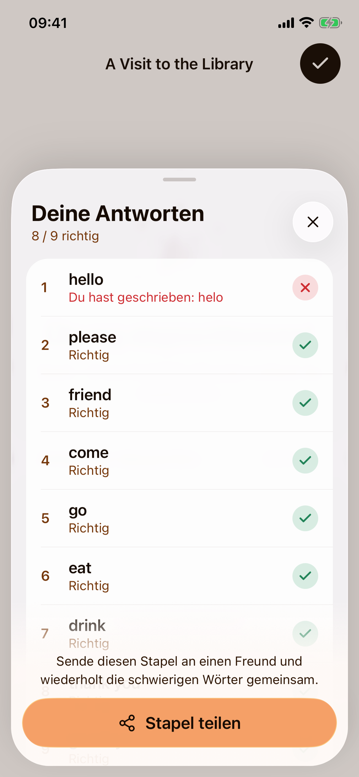 „Deine Antworten“ (8 / 9 richtig): jede Lücke mit dem richtigen Wort und einem Status-Symbol, bei „hello“ der Hinweis „Du hast geschrieben: helo“