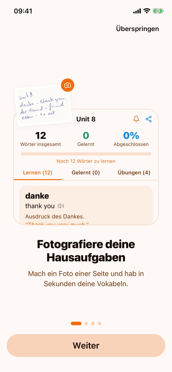 Der erste Schritt der Einführung: ein Foto einer handgeschriebenen Wortliste „Unit 8“ neben dem Stapel, den die App daraus erstellt hat, mit der Überschrift „Fotografiere deine Hausaufgaben“ und der Schaltfläche „Weiter“