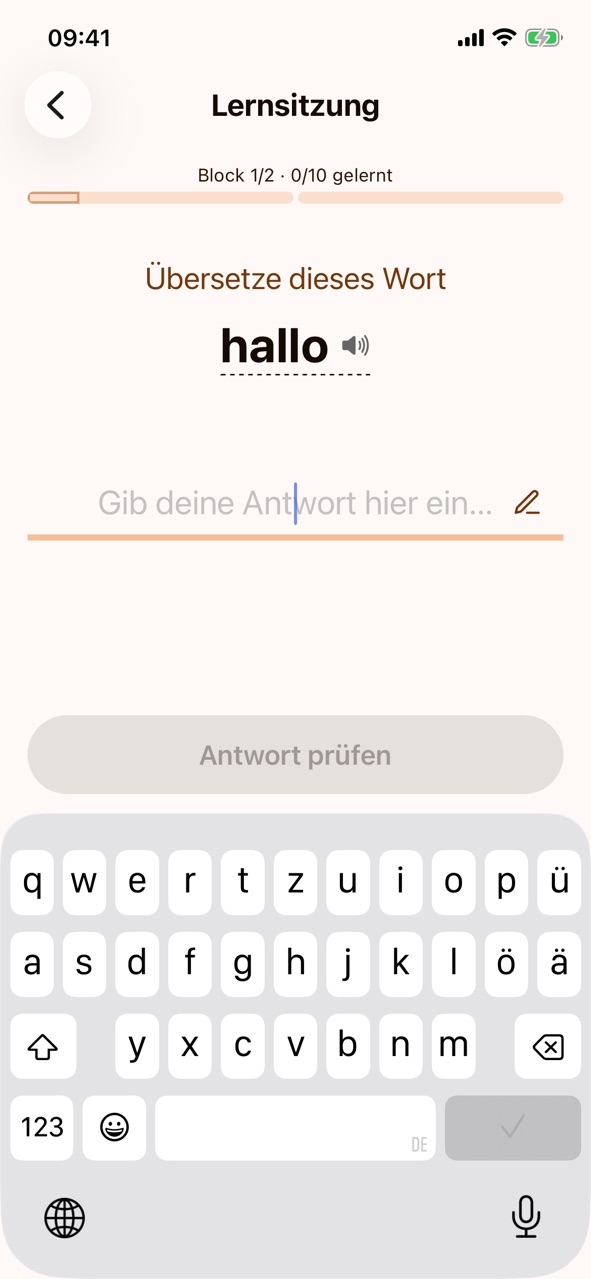 Eine Lernsitzung im Tastaturmodus: „Übersetze dieses Wort“ mit dem Wort „hallo“, ein leeres Antwortfeld, oben der Fortschrittsstreifen „Block 1/2 · 0/10 gelernt“ und die geöffnete Tastatur