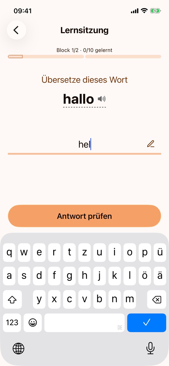 Die Antwort wird im Tastaturmodus eingetippt („hel“), die Schaltfläche „Antwort prüfen“ ist jetzt aktiv