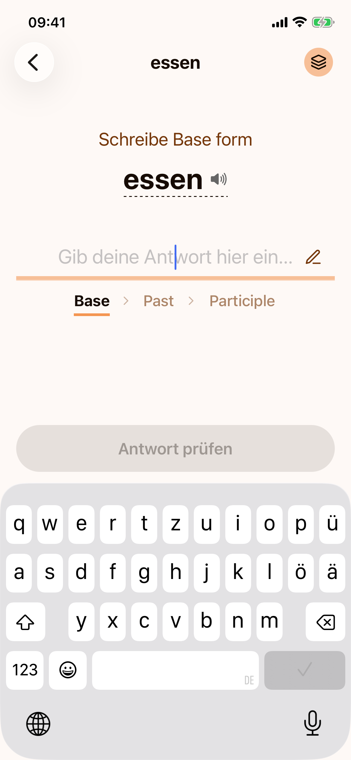 Eine Lernsitzung mit „Schreibe Base form“ für „essen“, unter dem Antwortfeld die Reihe „Base › Past › Participle“ und oben rechts die Verbformen-Schaltfläche mit dem Ebenen-Symbol