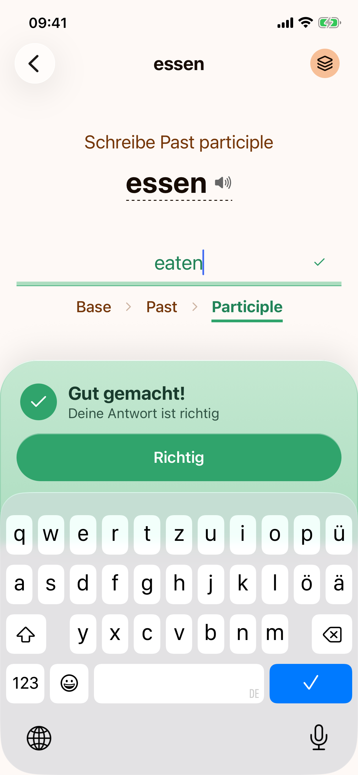 Der Schritt „Schreibe Past participle“ richtig beantwortet mit „eaten“, alle drei Formen in der Reihe erledigt und die Meldung „Gut gemacht!“