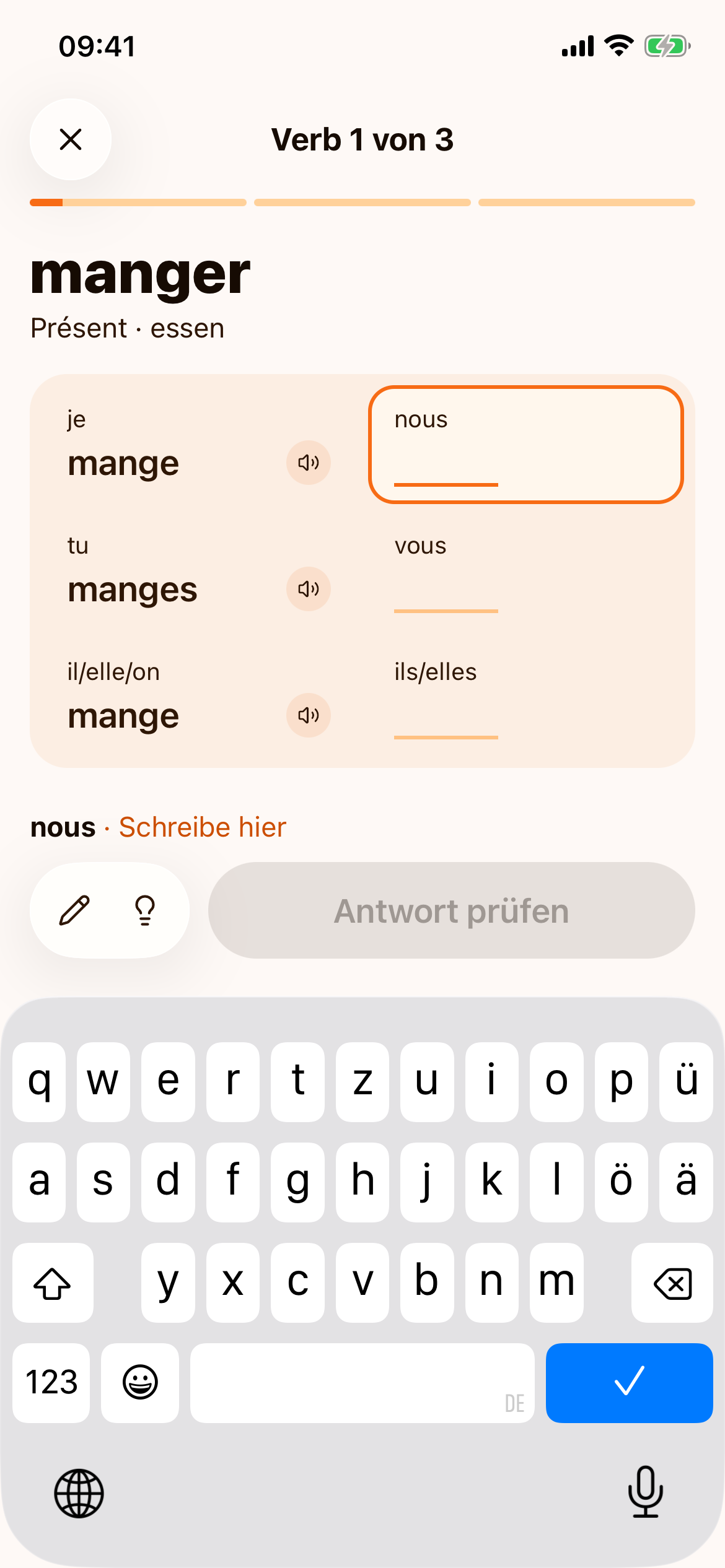 Eine Runde mit manger: die bekannten Formen sind ausgefüllt, die Zelle für nous ist orange umrandet, und die Tastatur ist offen